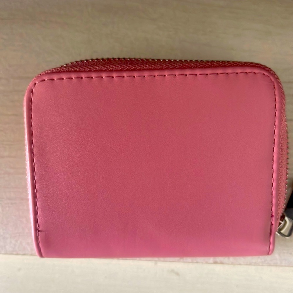 I’m selling a wallet